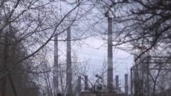Слезы и обстрелы: один день из жизни города Счастье в Луганской области (видео)