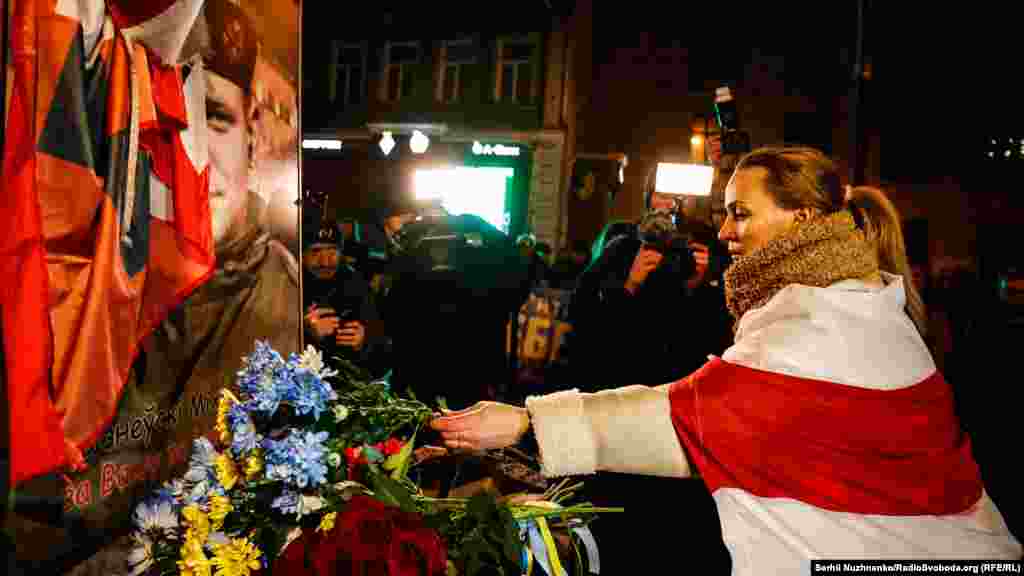 Хода ненадовго зупинилася біля меморіалу Михайла Жизневського &ndash; Героя України, який загинув під час Революції гідності