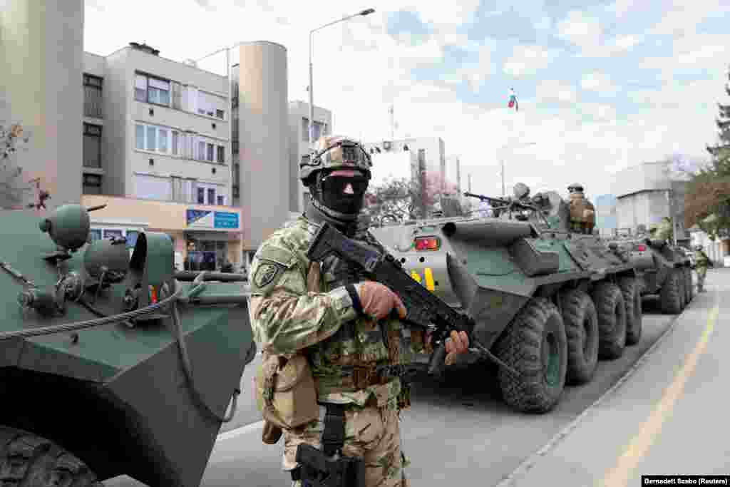 Припадниците на унгарската армија чуваат стража&nbsp;во Васароснамени, Унгарија, додека луѓето бегаат од Украина во Унгарија, откако Русија започна масовна воена операција против Украина, 25 февруари 2022