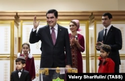 Президент Туркменистана Гурбангулы Бердымухамедов с семьей во время голосования на избирательном участке № 48 в средней школе имени Аннанияза Артыка. Ашхабад, 12 февраля 2017 года