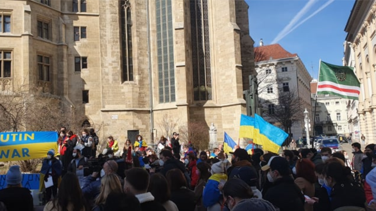 Митинг с флагами. Митинг против войны. Митинги в России. Украинская диаспора в России.