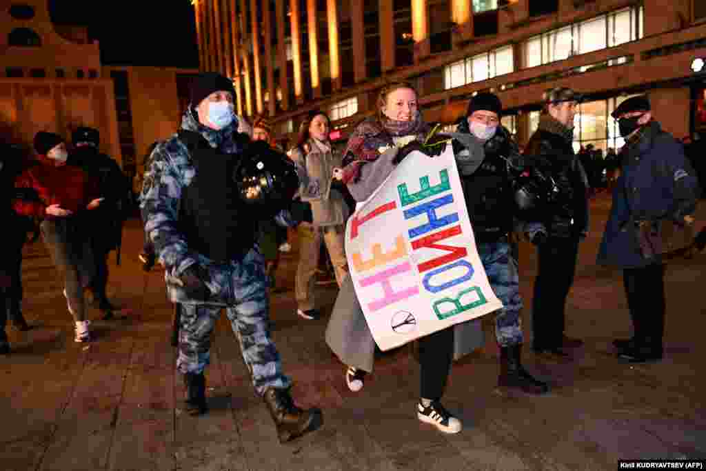 Policajci su uhapsili ženu tokom protesta protiv ruske invazije Ukrajine u Moskvi 24. februara 2022.&nbsp;