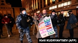 Москвада Украинадагы согушка каршы чыккан аялды полиция кармап кетип баратат, 24-февраль 2022-жыл.