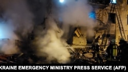 Një ndërtesë e dëmtuar pas sulmit në Kiev