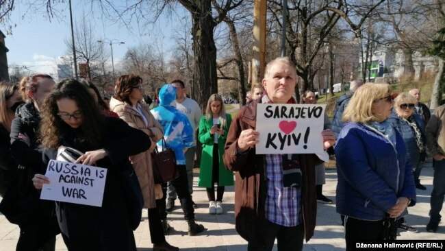 Građani na skupu solidarnosti sa narodom Ukrajine