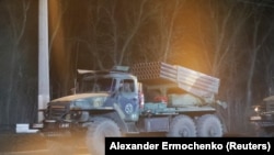 Harci jármű a kelet-ukrajnai Donyeck városban, 2022. február 23-án.
