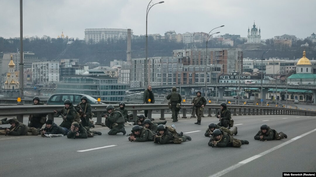 Украинските трупи заземат позиција во Киев. 