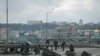 Байцы Ўкраінскай нацыянальнай гвардыі ахоўваюць дарогу ў накірунку да цэнтру Кіева. 25 лютага