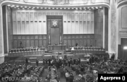 Imagine realizată în Parlamentul României în 1996, la scurt timp după alegerea președintelui Emil Constantinescu.