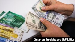 Доллары США и кыргызские сомы.
