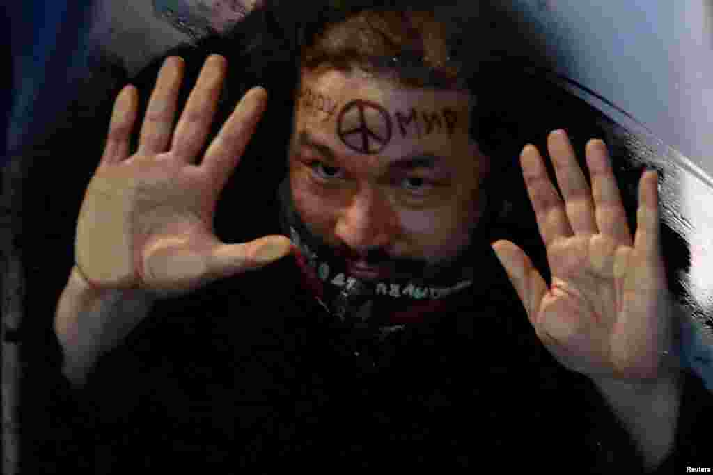 Uhapšeni demonstrant sa sloganom &quot;Mir svijetu&quot; na čelu u autobusu tokom antiratnog protesta, nakon što je ruski predsjednik Vladimir Putin odobrio vojnu operaciju u Ukrajini, u Sankt Peterburgu, Rusija, 24. februara 2022.&nbsp;