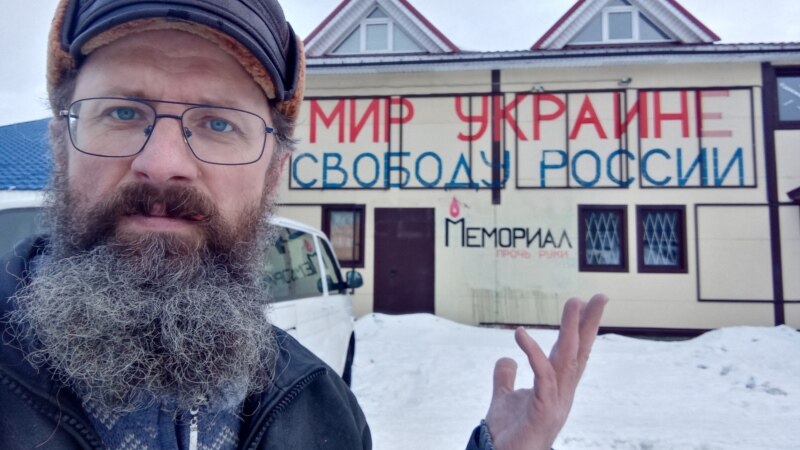 Россия: к владельцу «антивоенного» магазина снова пришли с обыском