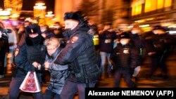 Policija hapsi demonstrante koji su izašli na ulice u Moskvi protiv invazije na Ukrajinu, 24. februar 2022. 