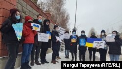 Нұр-Сұлтанда Украина елшілігі алдында студенттер украин халқын қолдап, акция өткізді. 25 ақпан 2022 жыл.