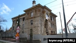 Обвалившаяся стена правого фасада здания бывшей школы-интерната №3 в Севастополе, 21 февраля 2022 года