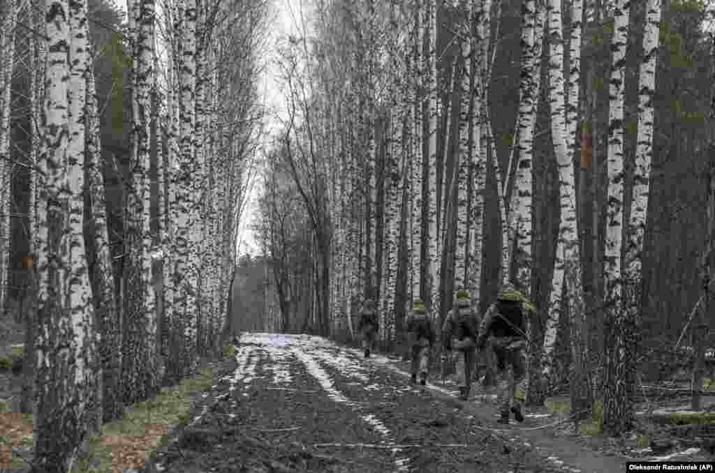 Ukrainian border guards patrol the Ukrainian-Belarusian state border at the Novi Yarylovychi checkpoint on February 21.