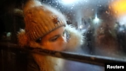 Девочка сидит в автобусе, предназначенном для эвакуации жителей Донецка согласно решению предводителей «ДНР», 17 февраля 2022 года