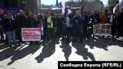  Протестиращите огнеборци носега разнообразни плакати с претенции за по-високо възнаграждение. 