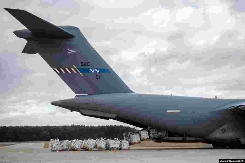 Американський військовий літак доставляє вантаж на авіабазу Малаки в Словаччині під час&nbsp; запланованих навчань НАТО під назвою Sabre Strike-22.&nbsp;17 лютого 2022 року