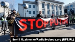 Tüntetés a kijevi orosz nagykövetség közelében 2022. február 22-én.