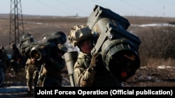 Українські воїни із протитанковою керованою ракетою NLAW. Донбас, Україна