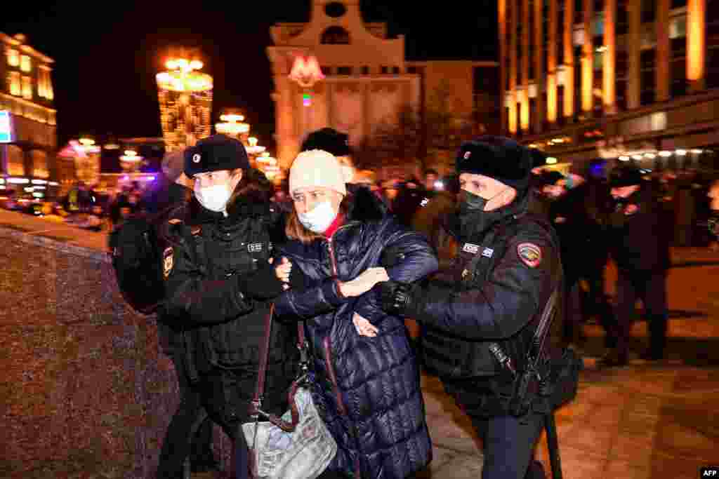 Oficerët e policisë arreston demonstrues gjatë një proteste kundër pushtimit rus të Ukrainës në Moskë, më 24 shkurt 2022. Presidenti rus, Vladimir Putin, autorizoi një &ldquo;operacion ushtarak&rdquo; në Ukrainë, të enjten më 24 shkurt 2022.