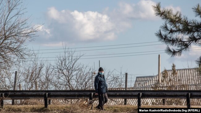 Punctul de control dintre teritoriile separatiste și Ucraina este împrejmuit cu garduri metalice.