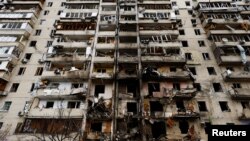 Пошкоджений російськими обстрілами житловий будинок у Києві, 25 лютого 2022 року