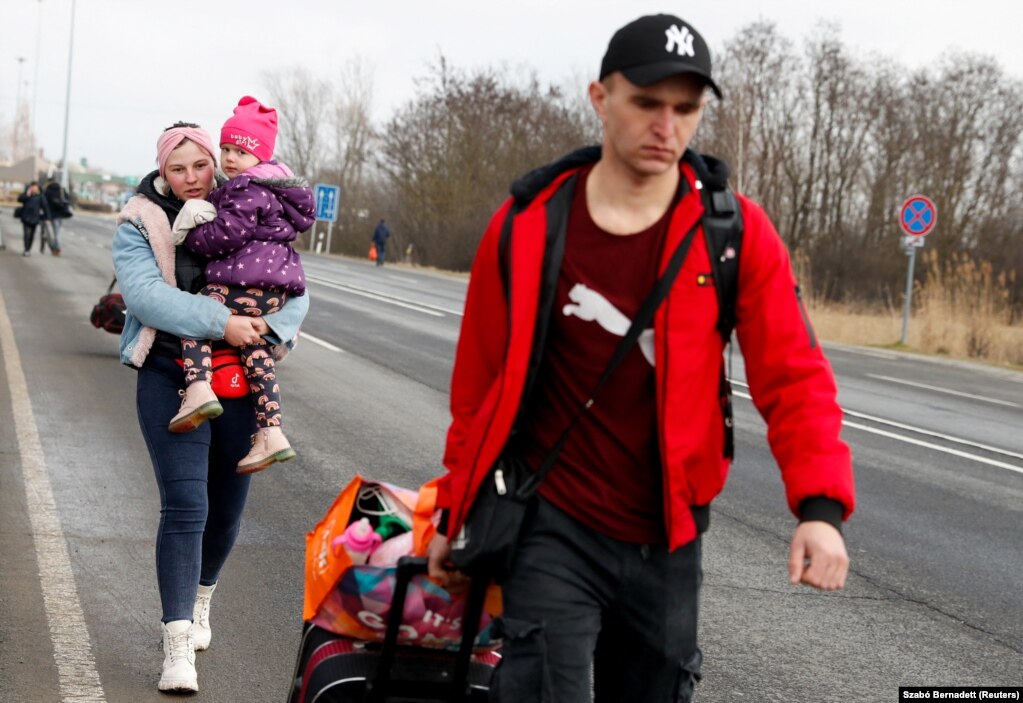 Një tjetër çift me një fëmijë duke u larguar nga Ukraina nëpërmjet kufirit me Hungarinë, 24 shkurt 2022. 