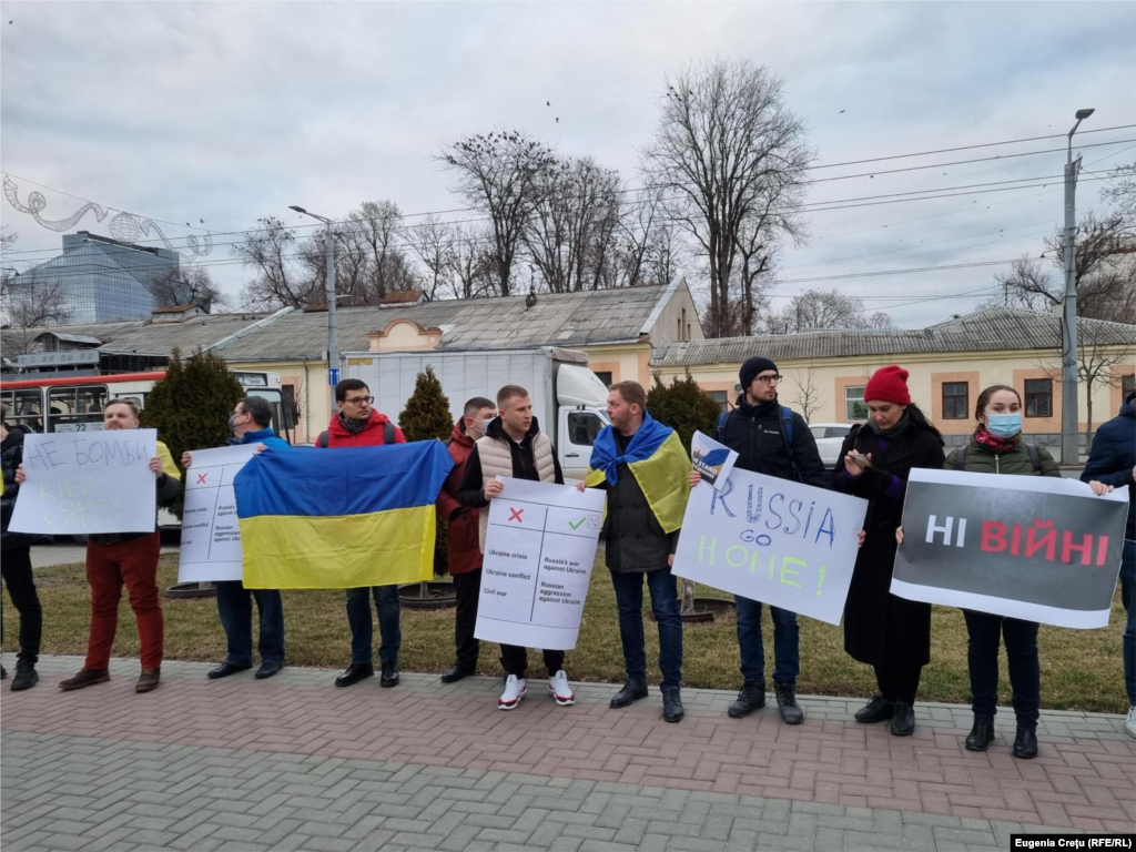 Mai multe persoane au protestat pașnic și în fața Ambasadei Federației Ruse de la Chișinău, Republica Moldova. 24 februarie, 2022