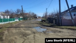 Разбитая дорога в селе Рощино Джанкойского района, Крым, февраль 2022 года