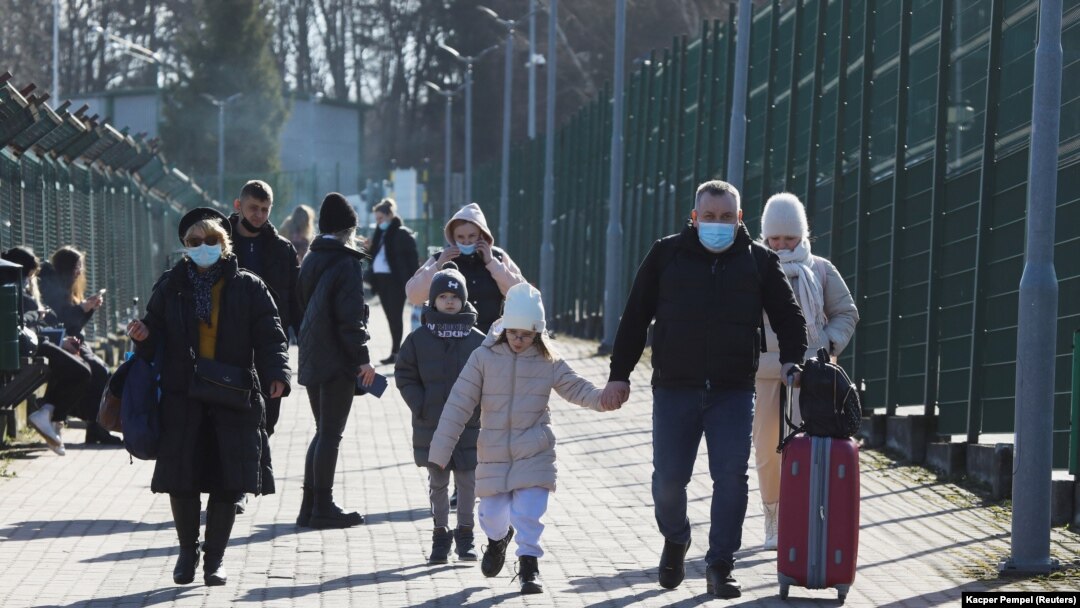 Părinți, bunici, copii au mers, joi, la granițele Ucrainei pentru a părăsi țara. După decretarea mobilizării militare, bărbații între 18 și 60 de ani nu mai au dreptul de a părăsi teritoriul țării. Imagine de la granița Ucrainei cu Polonia, 24 februarie 2022.