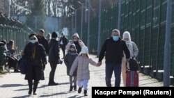 Părinți, bunici, copii au mers, joi, la granițele Ucrainei pentru a părăsi țara. După decretarea mobilizării militare, bărbații între 18 și 60 de ani nu mai au dreptul de a părăsi teritoriul țării. Imagine de la granița Ucrainei cu Polonia, 24 februarie 2022.