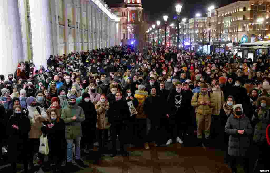 Anti-ratni demonstranti u Sankt Peterburgu protestirali su u četvrtak,24. februara, protiv odluke Vladimira Putina da odobri vojnu operaciju u Ukrajini.