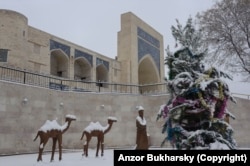 Sculptures of camels and a silk-road trader at Lab-i Hauz in Bukhara in 2013.