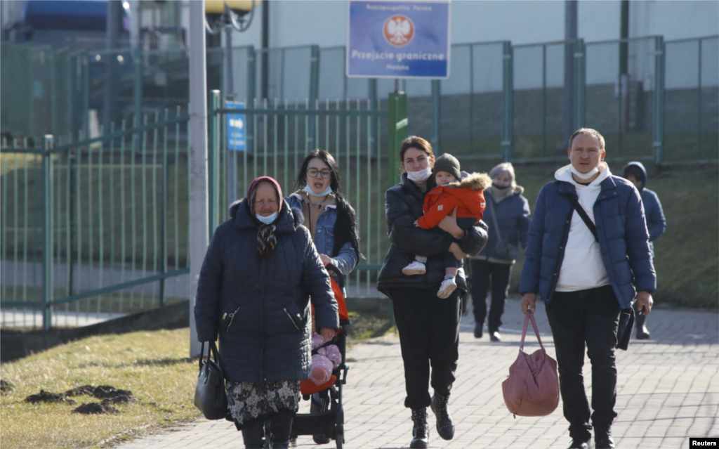 Люди на прикордонному переході між Польщею та Україною в Медиці, Польща, 24 лютого
