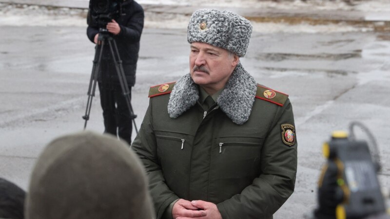 Лукашенко нагуфт, ки нерӯҳои Русия мераванд ё не