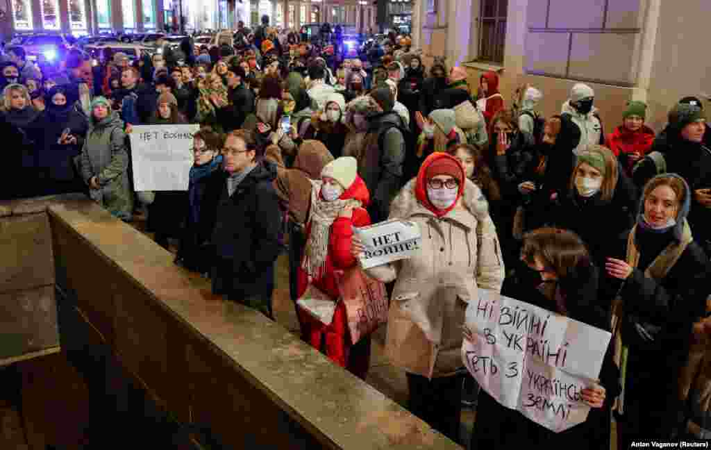 O mulțime de oameni se adună în Sankt Petersburg pentru a participa la un protest împotriva invadării Ucrainei. Statele Uniunii Europene, Marea Britanie și Statele Unite au impus sancțiuni fără precedent regimului de la Kremlin. (Rusia, 24 februarie 2022)