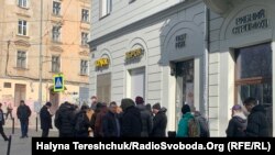 У Львові утворилися черги біля магазинів зброї, 24 лютого 2022 року