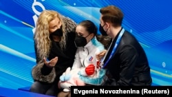 Камила Валиева с тренерами Даниилом Глейхенгаузом и Этери Тутберидзе