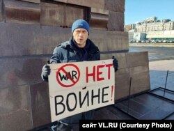 A single-person picket in Vladivostok on February 25: "No war!"