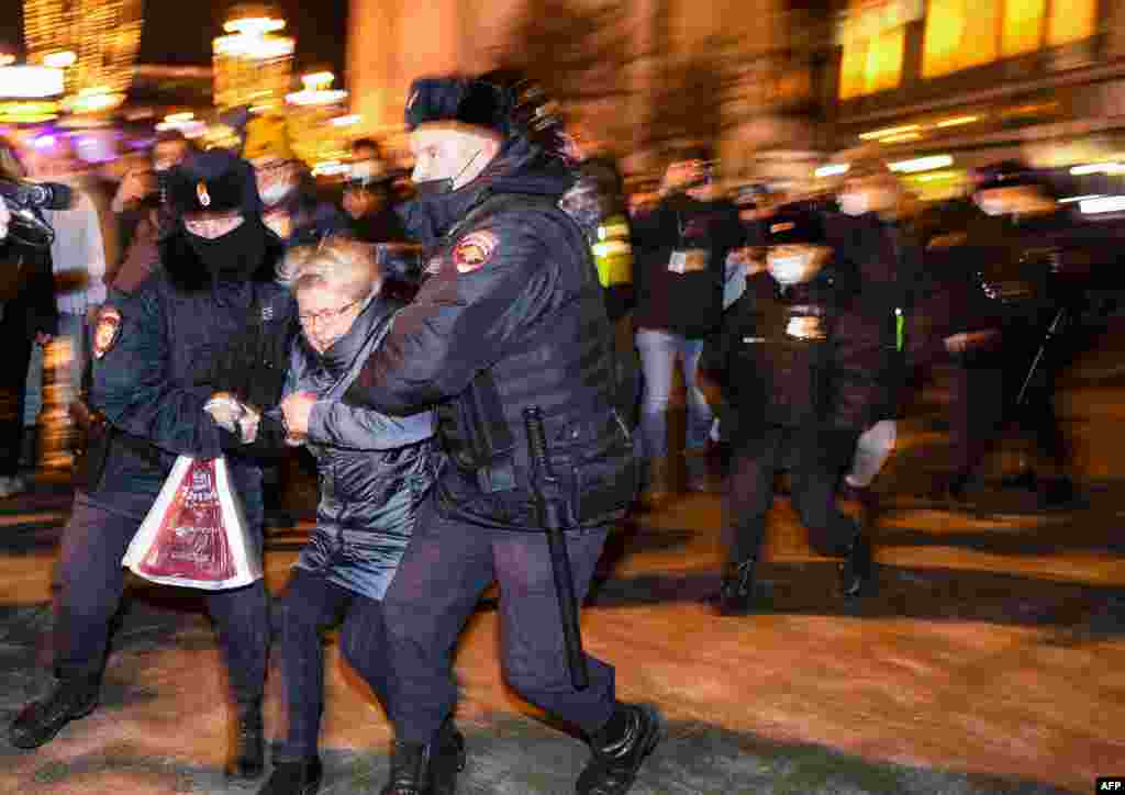 Poliția arestează o protestatară la Moscova pe 24 februarie 2022. Sute de oameni au ieșit în stradă în centrul Moscovei, protestând împotriva atacului Rusiei asupra Ucrainei. Mulți dintre manifestanți au fost arestați de către forțele de ordine. Proteste similare au avut loc în alte orașe din Rusia.