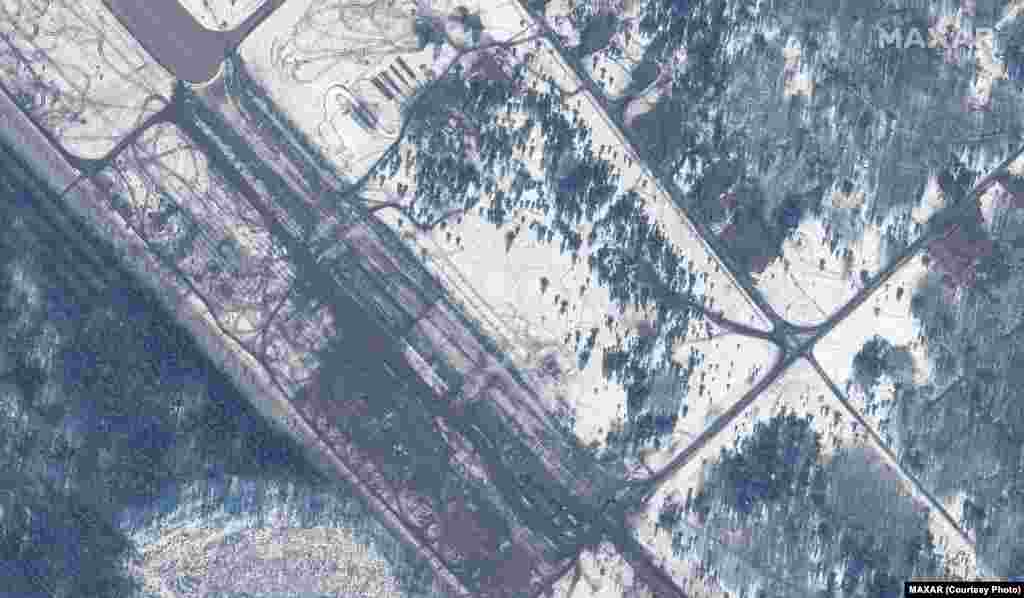 Маркираната земя около летището Зябровка в Беларус показва къде са били войските и техниката. Maxar заявява, че големи сухопътни сили, наскоро разположени на това летище, са в неизвестност.