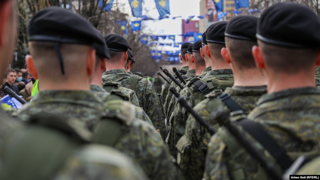 Parakalimi i ushtarëve të FSK-së nëpër sheshin kryesor të Prishtinës në shënimin e 17 Shkurtit.&nbsp;&nbsp;