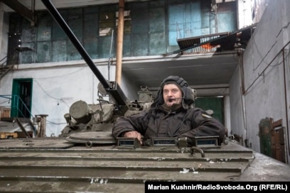 Një ushtar ukrainas qëndron në një tank në Novoluhanske.
