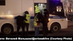 Москвадаги норозилик акцияси чоғида журналистларнинг қўлга олиниши, 2022 йил 24 феврали