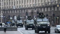 Украински воени возила се движат покрај плоштадот на Независноста во центарот на Киев. Во главниот град одекнаа сирените за воздушен напад, додека градовите низ Украина беа погодени со, како што рекоа украинските власти, руски ракетни напади и артилерија. 24.02.2022.