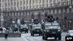 Украински воени возила се движат покрај плоштадот на Независноста во центарот на Киев. Во главниот град одекнаа сирените за воздушен напад, додека градовите низ Украина беа погодени со, како што рекоа украинските власти, руски ракетни напади и артилерија. 24.02.2022.