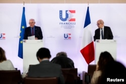 Жозеп Боррель и Жан-Ив Ле Дриан объявляют о санкциях в отношении России на пресс-конференции в Париже
