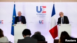 Francuski ministar vanjskih poslova Jean-Yves Le Drian i visoki predstavnik EU za vanjsku politiku Josep Borrell održali su konferenciju za novinare nakon vanrednog sastanka ministara vanjskih poslova EU na kojem se razgovaralo o ukrajinskoj krizi, u Parizu, 22. februara 2022. 